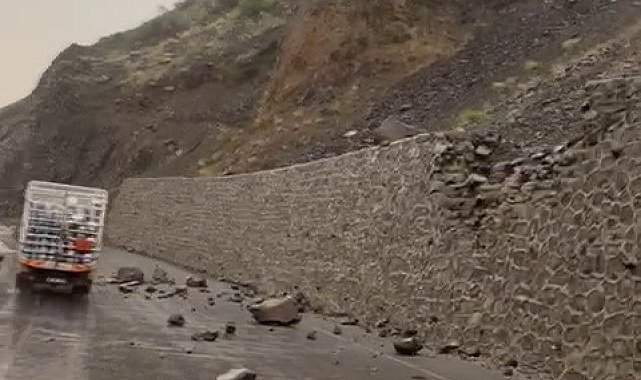 Sarıkamış'ta yola düşen kaya parçaları tehlike saçıyor
