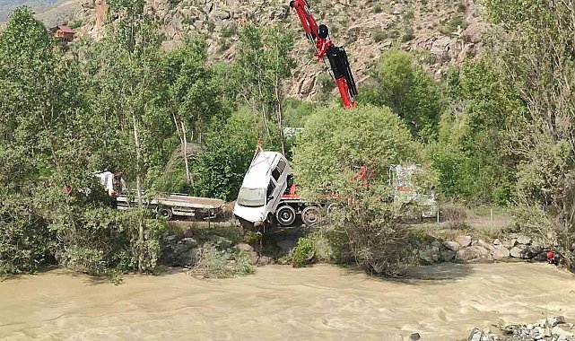 Heyelanda suya kapılan 10 aylık bebek aranıyor