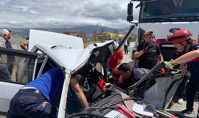 Hurdaya dönen otomobilde sıkışan sürücü kurtarıldı