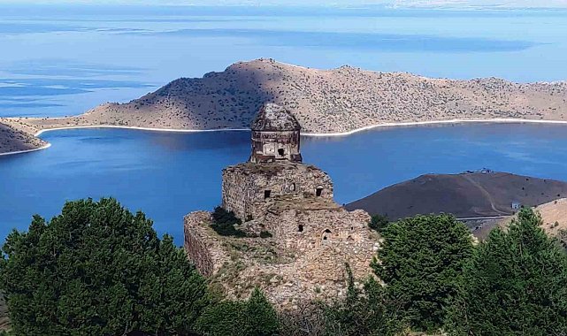 Kaçak kazı yapanlar tarihi kiliseyi tahrip etti