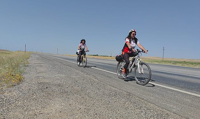 Kadın bisikletçiler, kuraklığa dikkat çekmek için Van Gölü'nün etrafında pedal çevirdi
