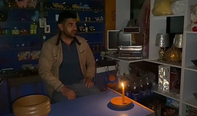 Karlıova'da elektrikler gidince esnaf mum ışığında iş yapmaya çalıştı