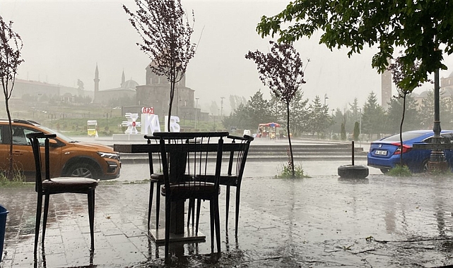 Kars güne yağmurla uyandı