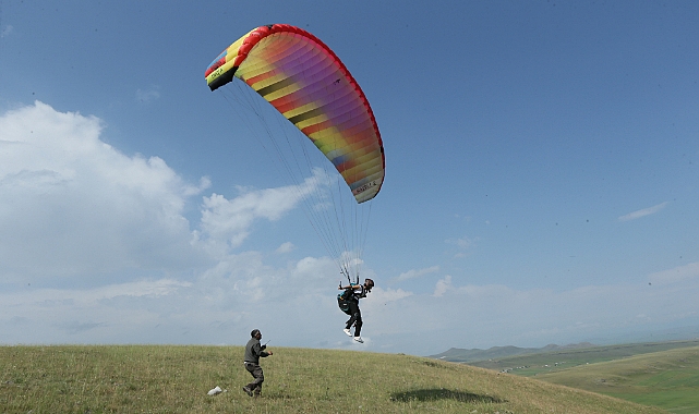Kars'ın yamaç paraşütü pilotları şehre yeni bir soluk getiriyor