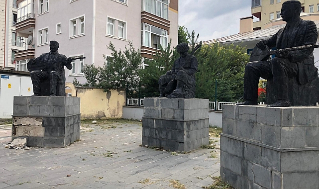 Kars'ta Aşıklar Heykeli bakımsızlıktan dökülüyor
