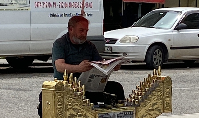 Kars'ta ayakkabı boyacısı 40 yıldır gazete okuyor