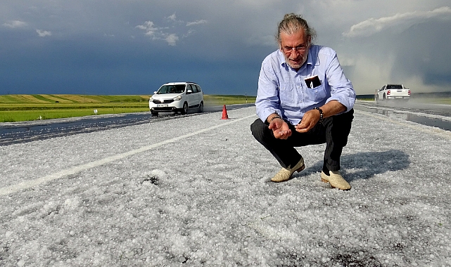 Kars'ta dolu yağışı sürücülere zor anlar yaşattı