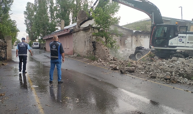 Kars’ta metruk binalar tek tek yıkılıyor
