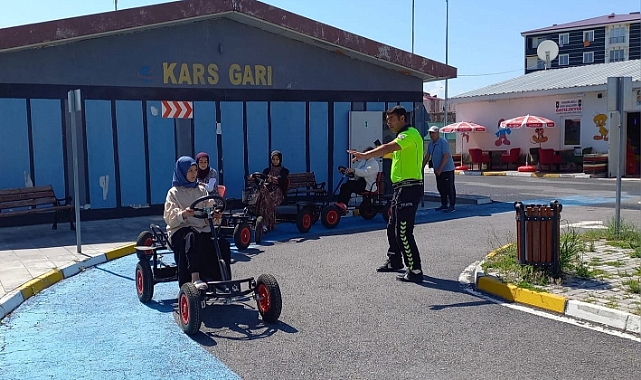 Kars’ta öğrencilere trafik eğitimi verildi
