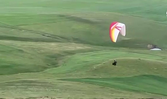 Kars'ta paraşüt eğitimini tamamlayan pilotlar uçuş yaptı