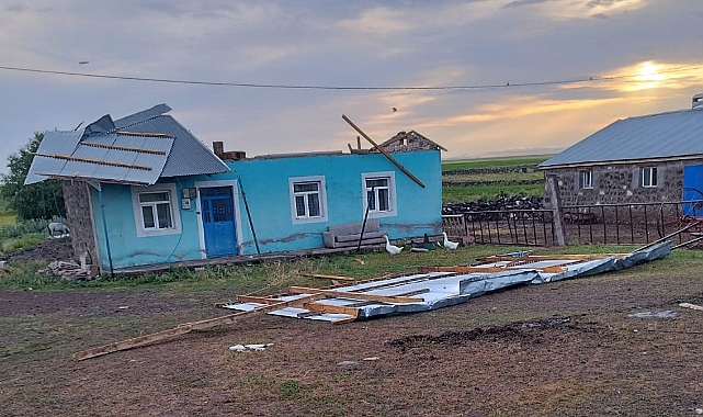 Kars'ta şiddetli rüzgar çatıları uçurdu