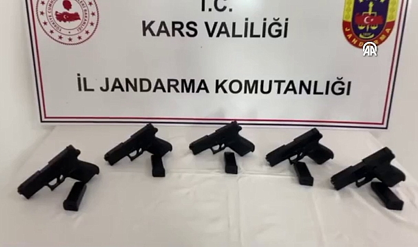 Kars'ta yolcu otobüsünde ruhsatsız 5 tabanca ele geçirildi