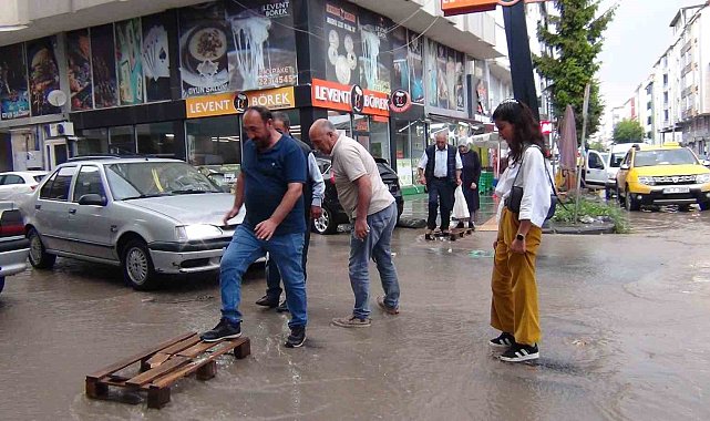 Kars'ta caddeler göle döndü