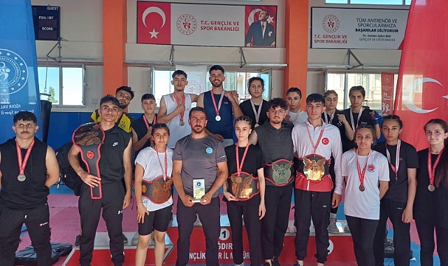 Karslı kickbokscular Iğdır’dan madalyalarla döndü