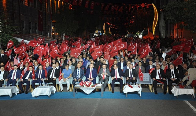 Karslılar 15 Temmuz'un 8. yıl dönümünde meydanları doldurdu