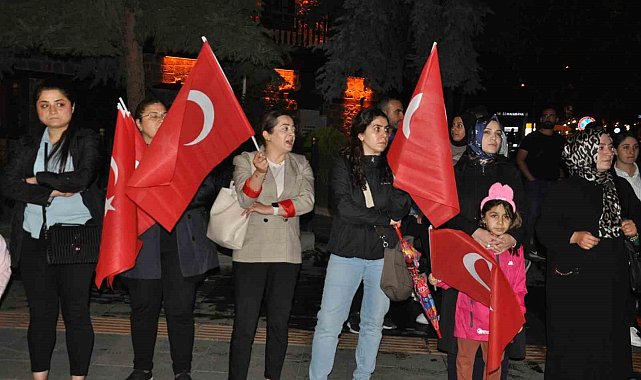 Karslılar 15 Temmuz'un 8. yıl dönümünde meydanları doldurdu