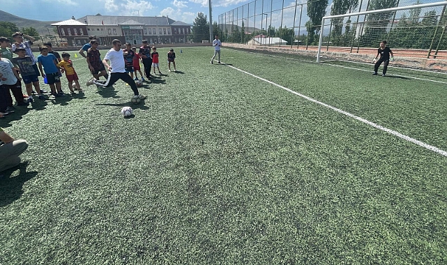 Kaymakam Daştan, öğrencilerle futbol oynadı