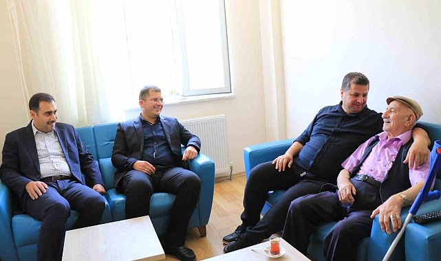 Kemah Huzurevi'ne anlamlı ziyaret