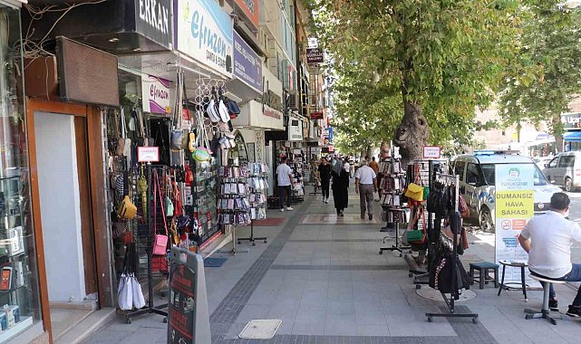 Kışla Caddesi'nde elektrik kesintisine esnaftan tepki