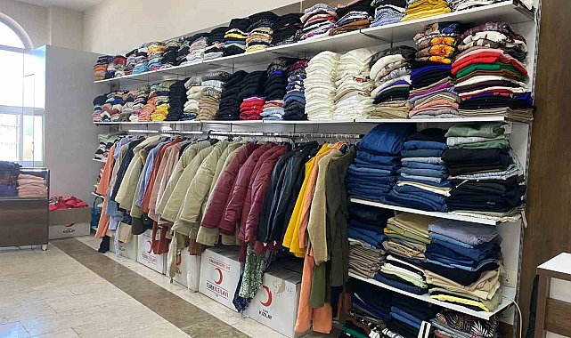 Kızılay Ağrı'da üniversite öğrencilerine ücretsiz giyim