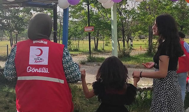 Kızılay Ağrı'dan çocuklara sürpriz doğum günü kutlaması