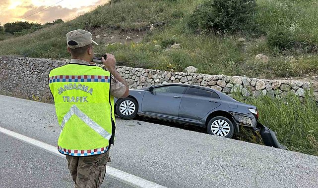 Kontrolden çıkan otomobil şarampole yuvarlandı: 4 yaralı
