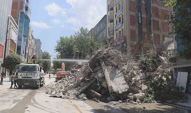 Malatya'da Kışla caddesinde yıkımına başlanıldı