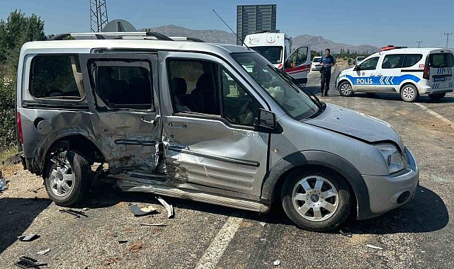 Malatya'da otomobil ile hafif ticari araç çarpıştı: 6 yaralı