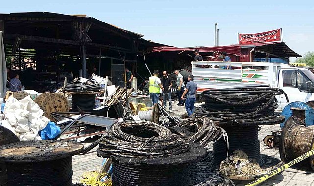 Malatya'da yangının vurduğu esnaf geriye kalan sağlam mallarını kurtarmaya çalışıyor