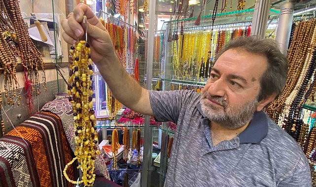 Milyon yıllık taşlardan yapılan kehribar kolyeler 2 bin liraya kadar alıcı buluyor
