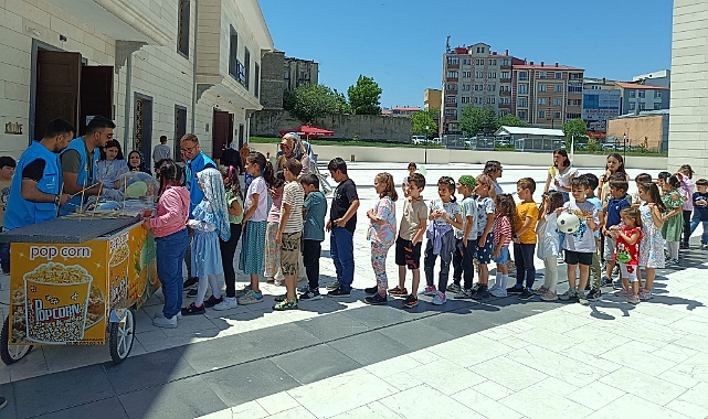 Miniklere pamuk şeker sürprizi