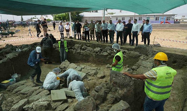 Muş Valisi Çakır, Malazgirt'te yürütülen kazı çalışmalarını inceledi