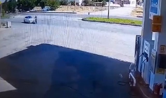 Muş'ta feci kaza: Otomobilin çarptığı baba ve oğul metrelerce savruldu