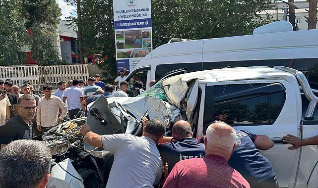 Muş'ta kamyonet kamyona arkadan çarptı: 2 yaralı