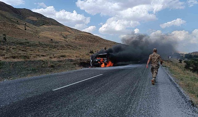 Muş'ta seyir halindeki araç alev alev yandı
