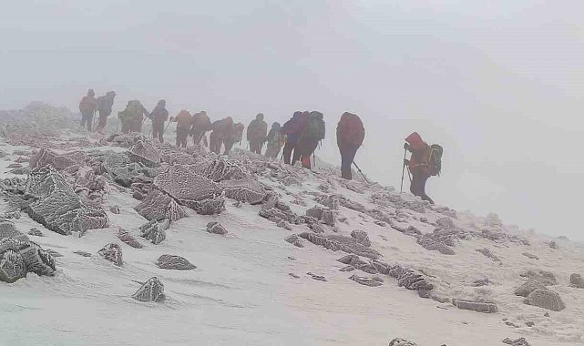 Nöroloji uzmanları, dondurucu soğuğa rağmen zirve tırmanışını tamamladı