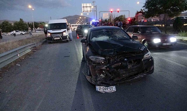 Otomobil ile motosiklet çarpıştı: 1 ölü, 2 yaralı