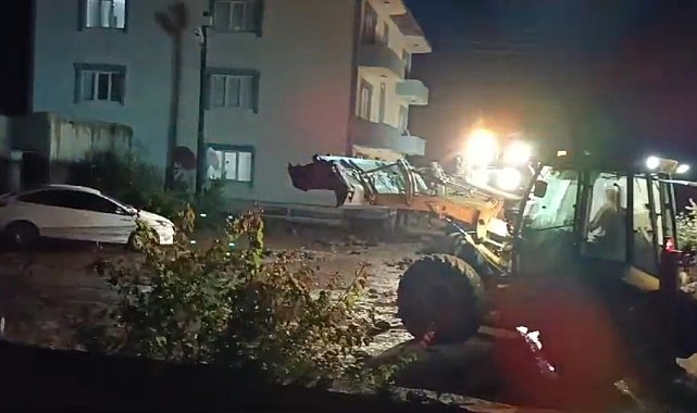 Özalp'ta sel nedeniyle bazı evler sular altına kaldı