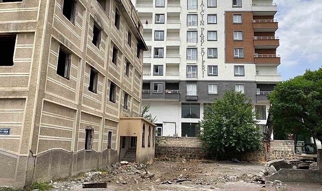 Patnos&#039;ta metruk yapıların yıkımı sürüyor