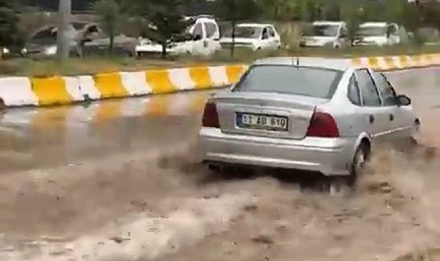 Patnos'ta sağanak yağış hayatı felç etti