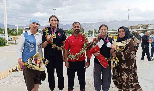 Şampiyon güreşçiler havalimanında coşkuyla karşılandı