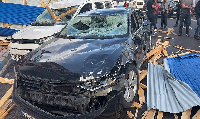 Selim'de fırtınada uçan çatı araçlara zarar verdi