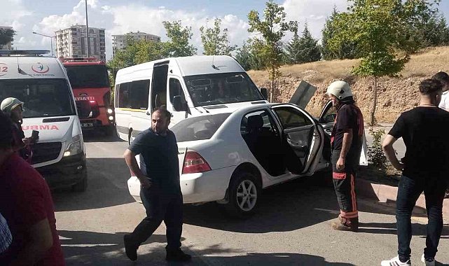 Servis aracı ile otomobil çarpıştı: 5 yaralı