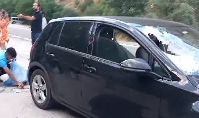 Seyir halindeki araca kaya isabet etti: 1 ölü, 2 yaralı