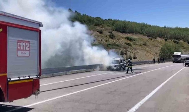 Seyir halindeki otomobil alev aldı