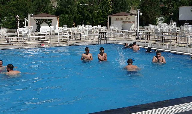 Sıcak hava bunalttı, havuzlar doldu