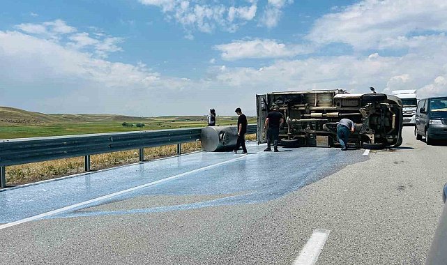 Süt toplama aracı kaza yaptı, yüzlerce litre süt yola döküldü
