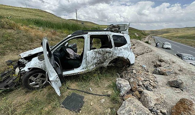 Takla atan araç 3 metrelik istinat duvarının üzerine çıktı: 3 yaralı