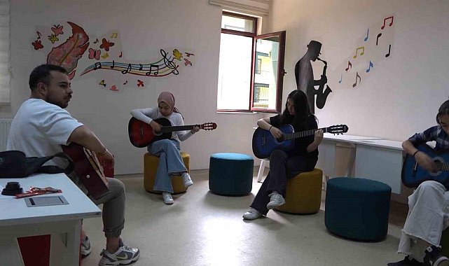 Tatvan Gençlik Merkezi'ndeki gitar kursu yoğun ilgi görüyor