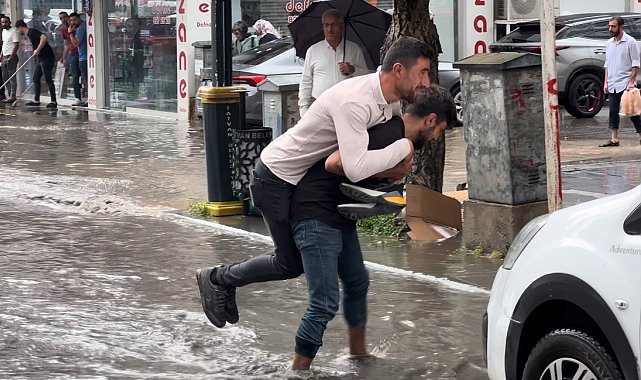 Tatvan'da sağanak nedeniyle iş yerini su bastı
